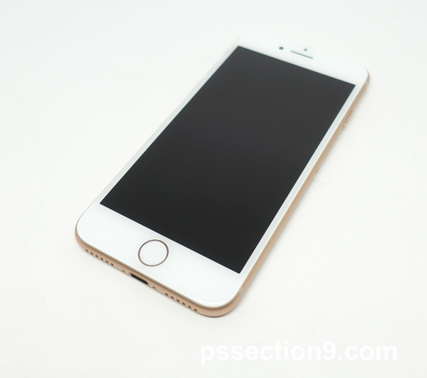 au iPhone 8 64GB ゴールドレビュー。iPhone 7 ゴールドに比べるとiPhone 8はピンクゴールドに見えて微妙